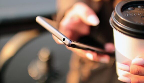 Smartphone-hands-coffee